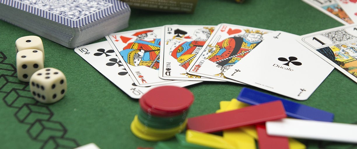 Les 14 cadeaux à offrir à un joueur de belote - Rouge et Noir
