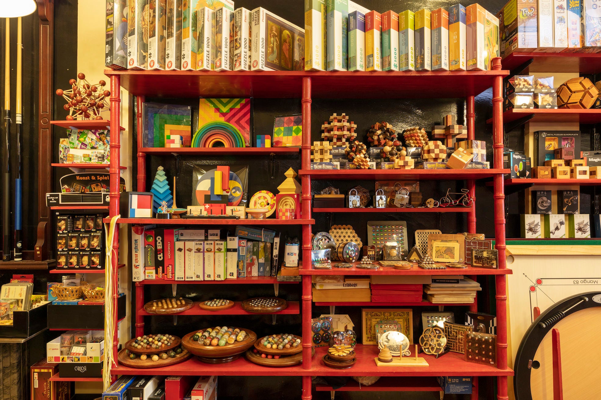 Etagère en bois boutique Rouge et Noir Paris avec casse-têtes en bois, solitaires, puzzles