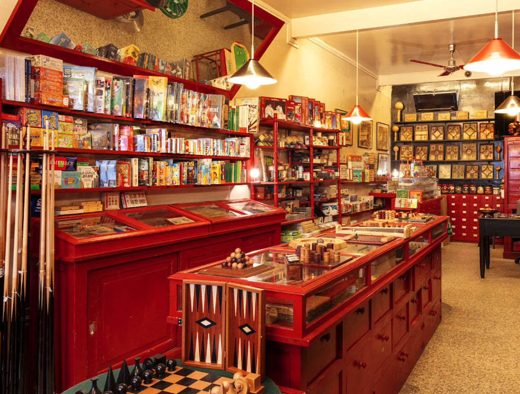 Boutique de jeux traditionnels Rouge et Noir Paris, rue Vavin actuellement