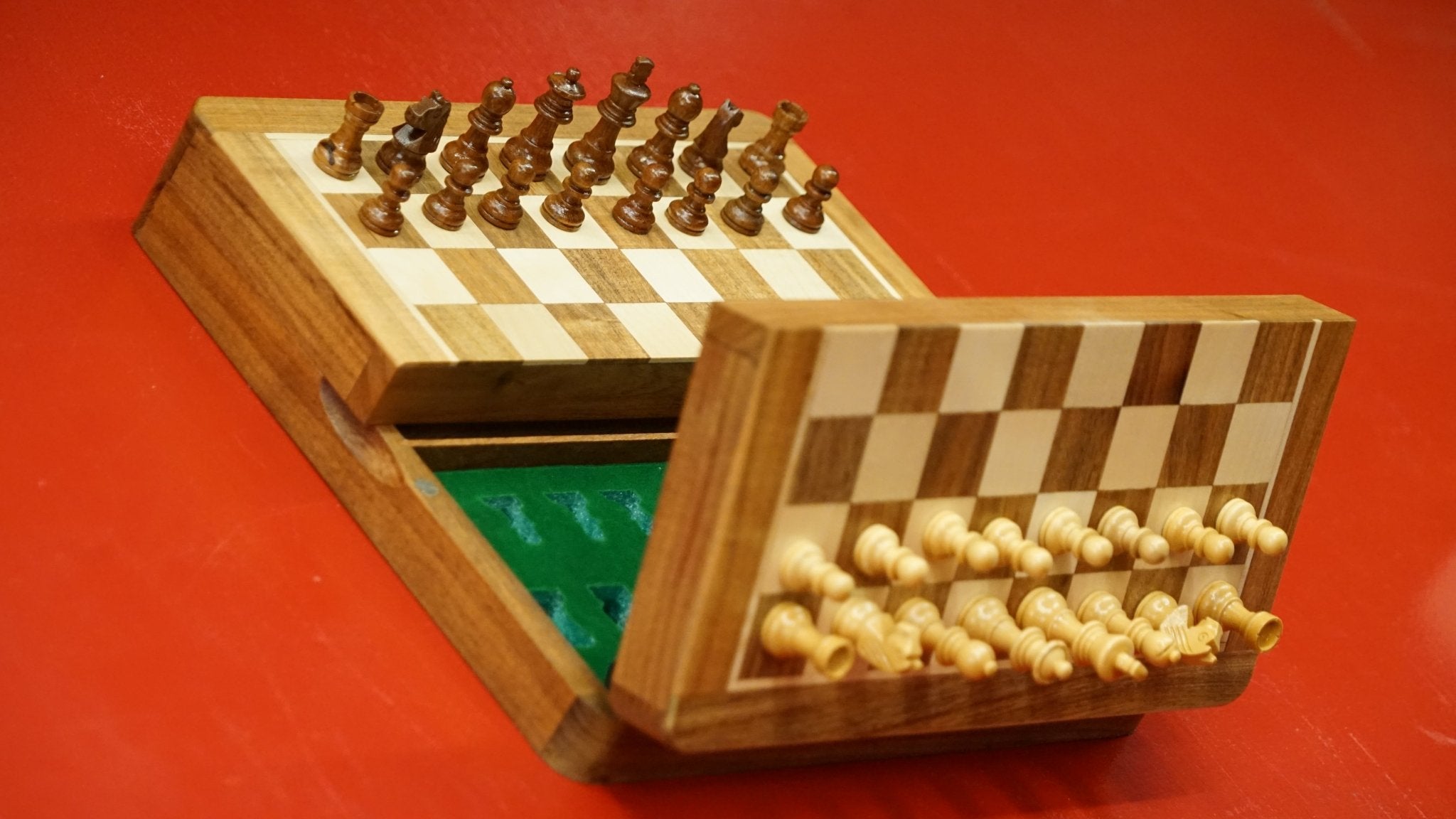 Ensemble jeu d'échecs en acacia - Coffre à volet - Magnétique - Coffre d'échecs et jeu d'échecs de voyage cadeau -12a - Rouge et Noir