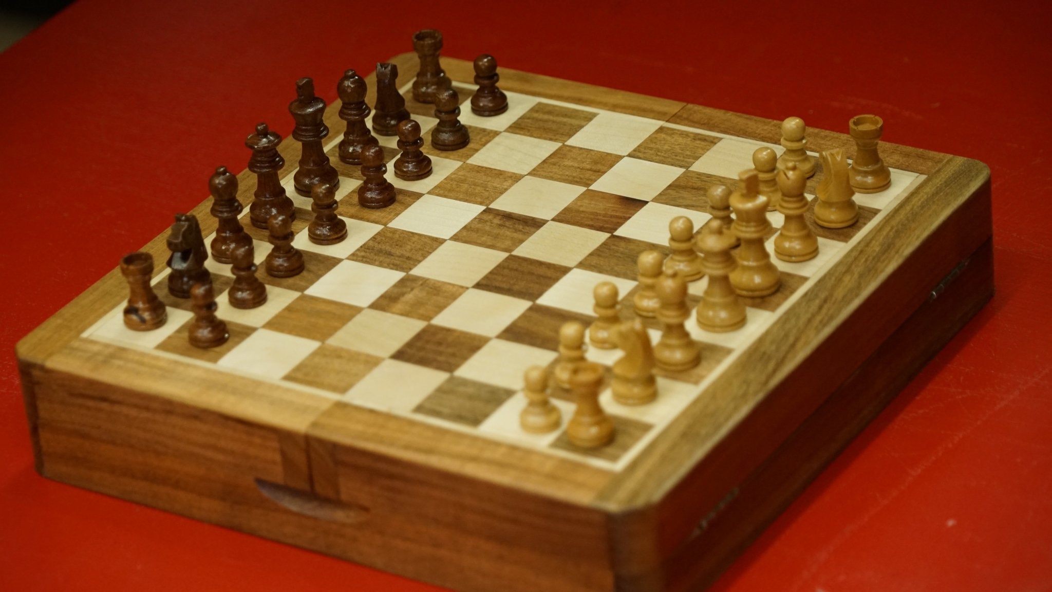 Ensemble jeu d'échecs en acacia - Coffre à volet - Magnétique - Coffre d'échecs et jeu d'échecs de voyage cadeau -12a - Rouge et Noir
