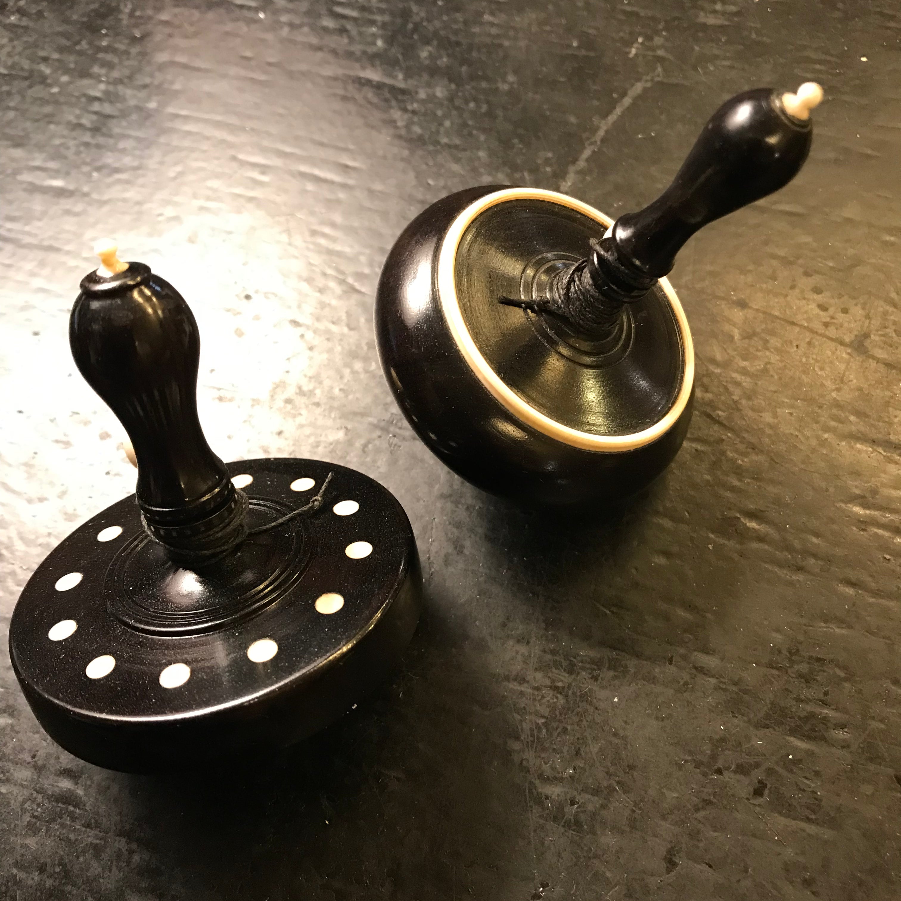 Toupie en ébène et Ivoire à bouton - Toupies cadeau bel objet - Rouge et Noir