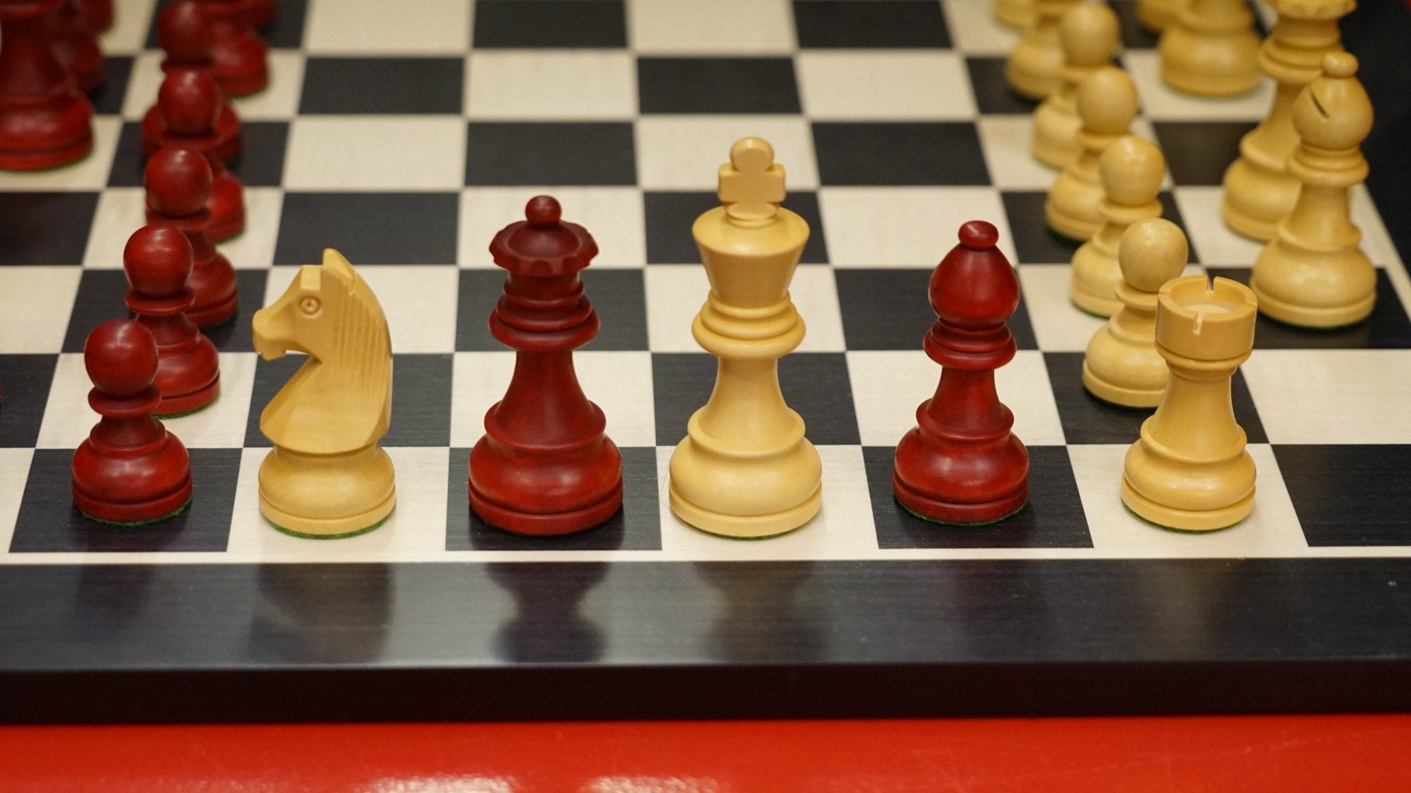 Pièces d'échecs Club Rouges en Buis - Chopra - jeu d'échecs pièces d'échecs classiques - Rouge et Noir